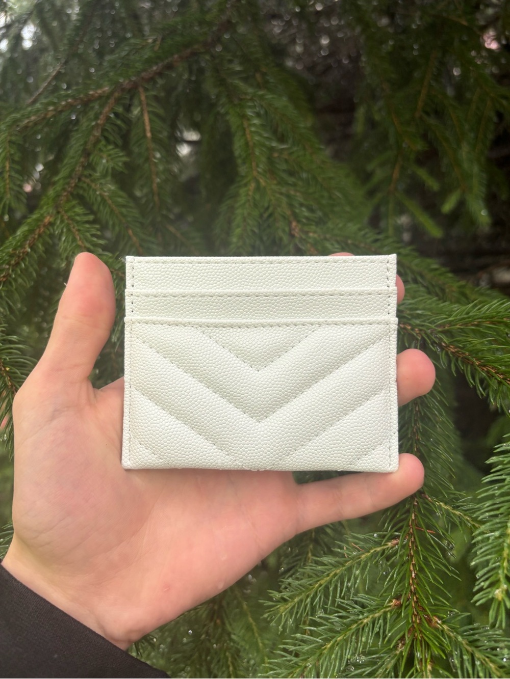Yves Saint Laurent White Quilted Card Case with Gold YSL Emblem - Picture 2 of 3